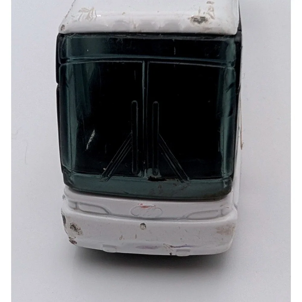 Disney Parks Matchbox Bus 1999 Motor Coach Industries Diecast White 6.5in